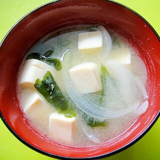 豆腐と玉ねぎワカメの味噌汁